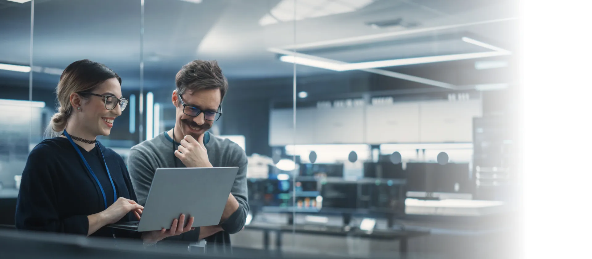 Eine Kollegin zeigt ihrem Kollegen aus der msg-Einheit Künstliche Intelligenz etwas auf ihrem Laptop