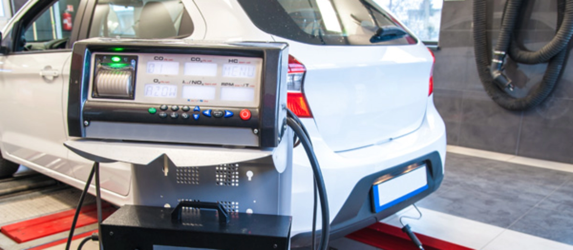 Software von weißem Auto wird überprüft