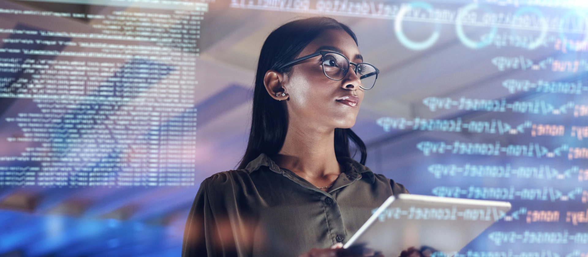 Frau hält Tablet und schaut auf Code