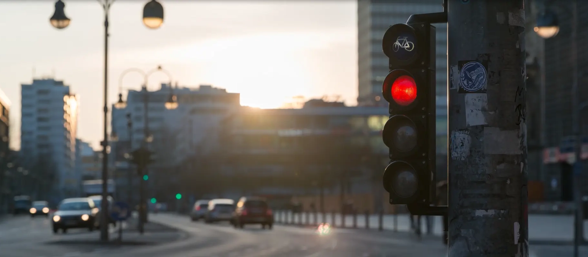 Rote Ampel an Kreuzung im Gegenlicht