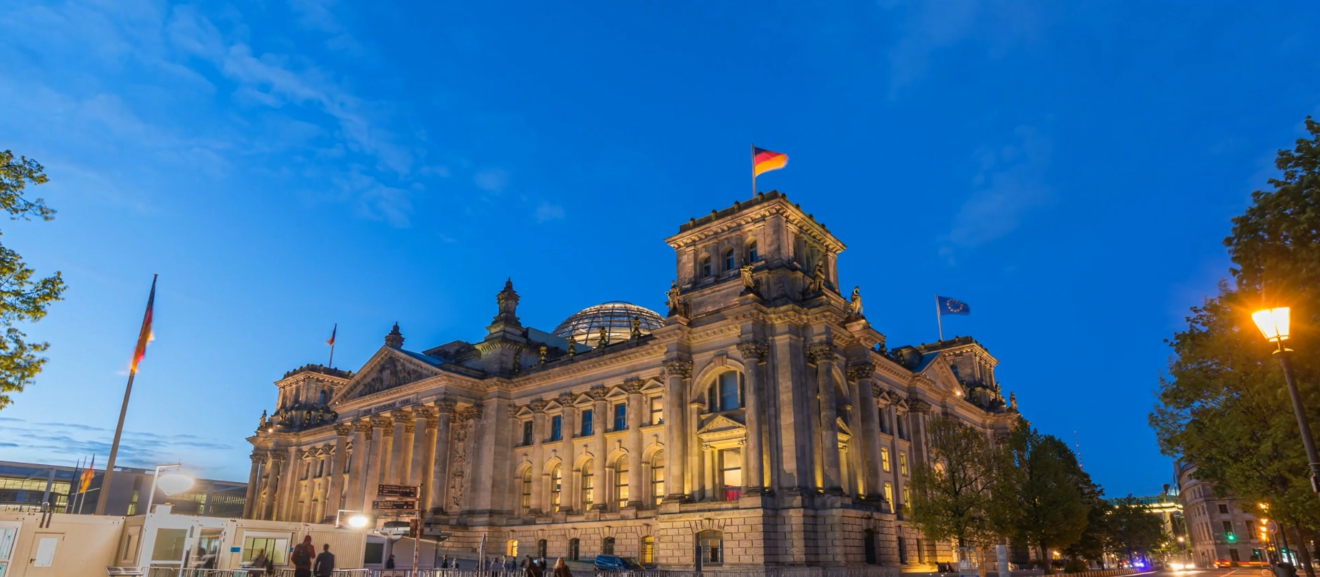 Bundestagsgebäude in Berlin bei Nacht