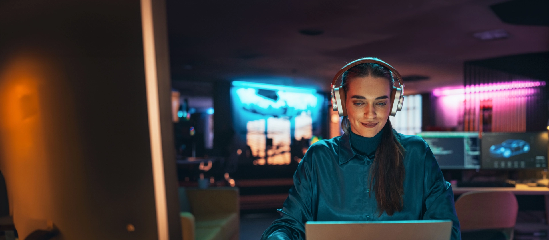 Frau mit Kopfhörern vor einem futuristischem Hintergrund