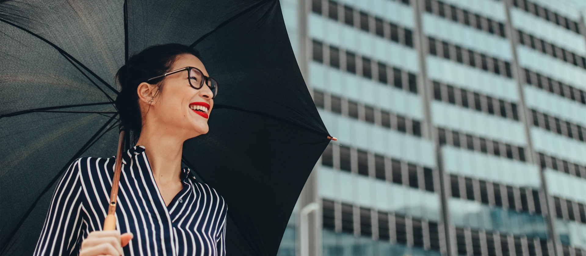 Businesswoman mit Regenschirm