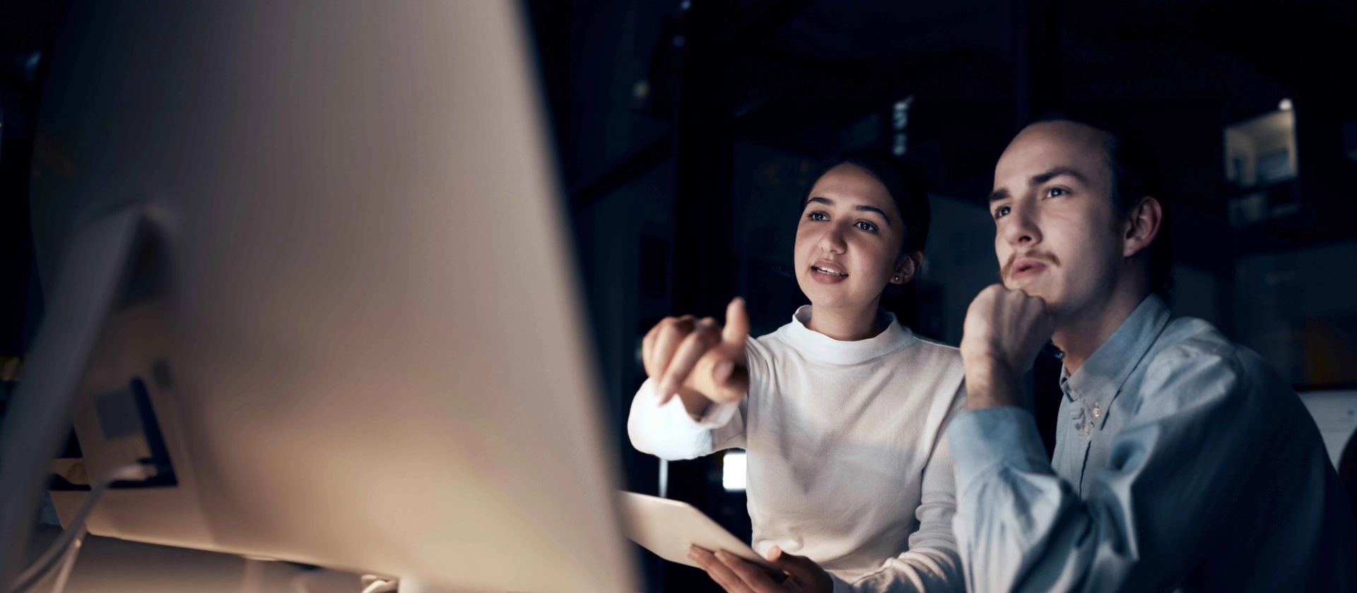 zwei menschen vor laptop beim Konzeptionieren und brainstormen