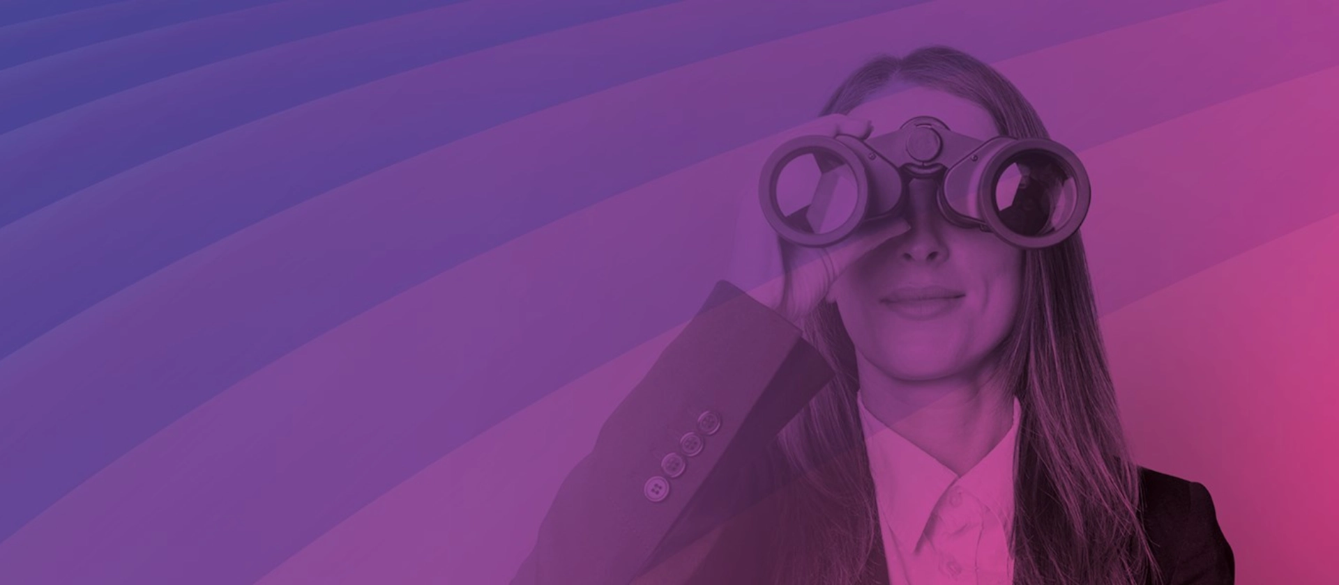 Frau sieht durch Fernglas