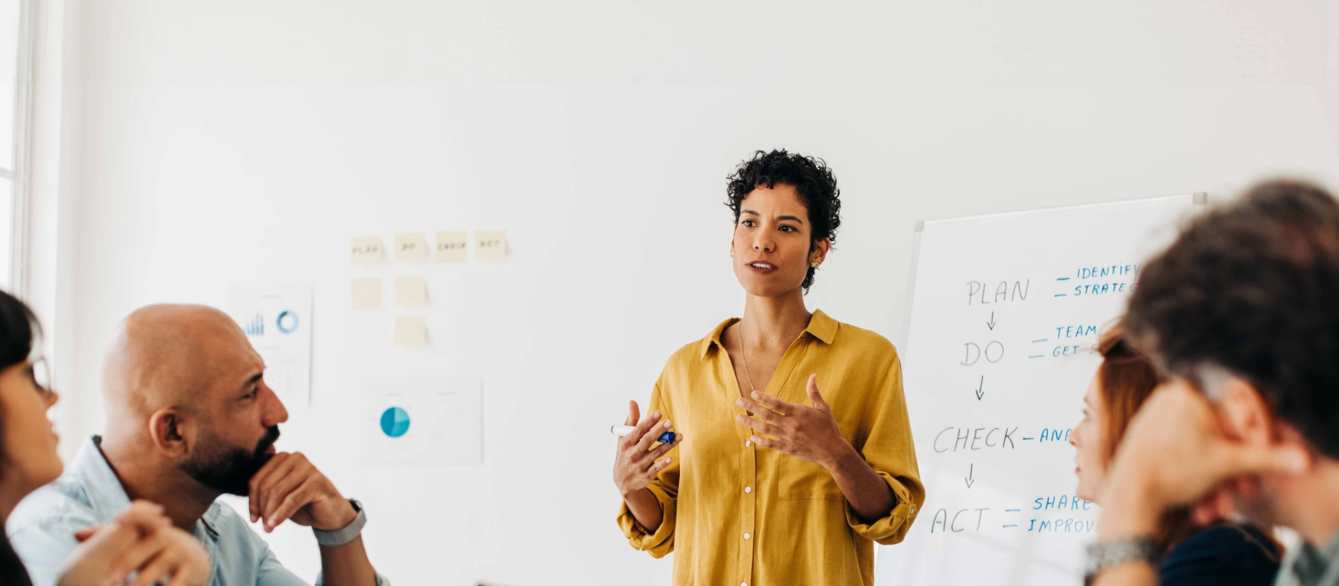 Mitarbeitende im Büro sitzen am Tisch und diskutieren ein Projekt
