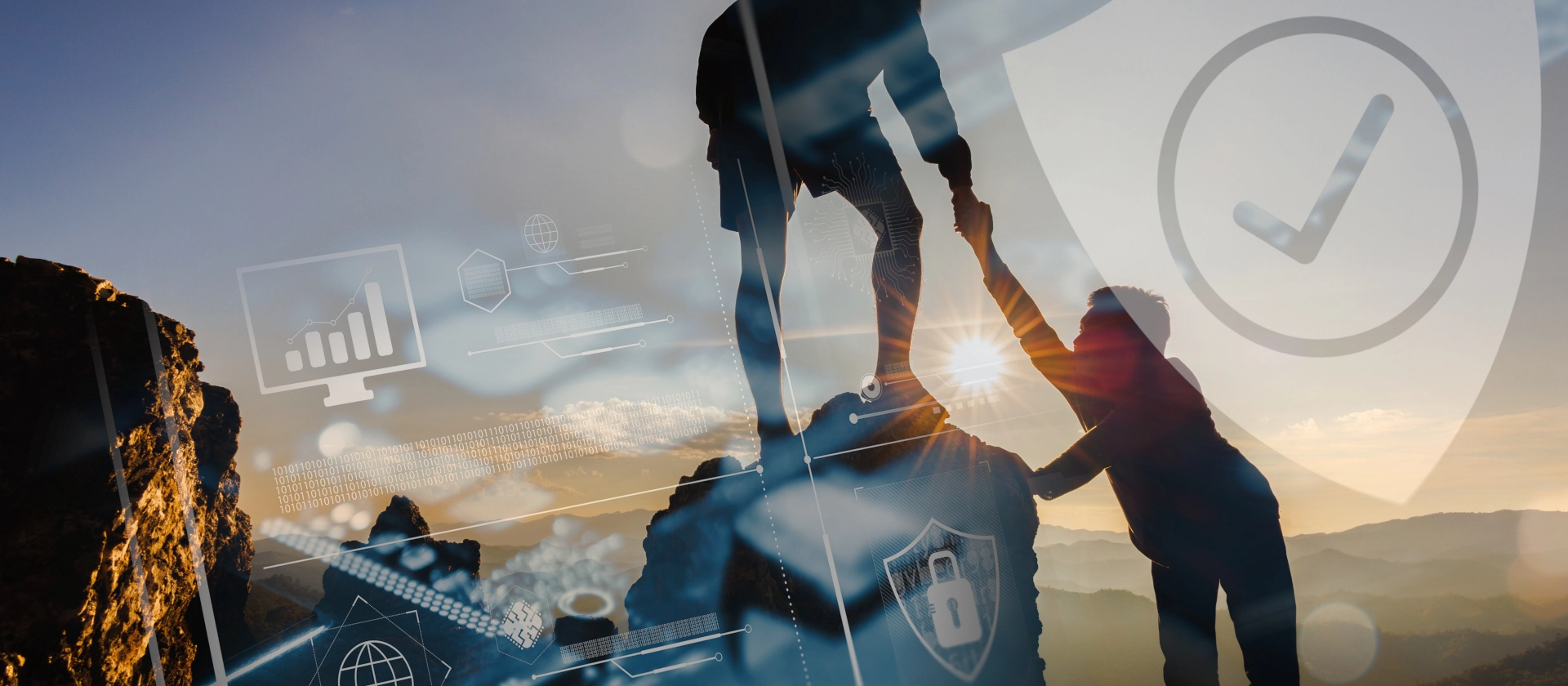 Zwei Bergsteiger ziehen sich gegenseitig auf den Gipfel bei Sonnenaufgang