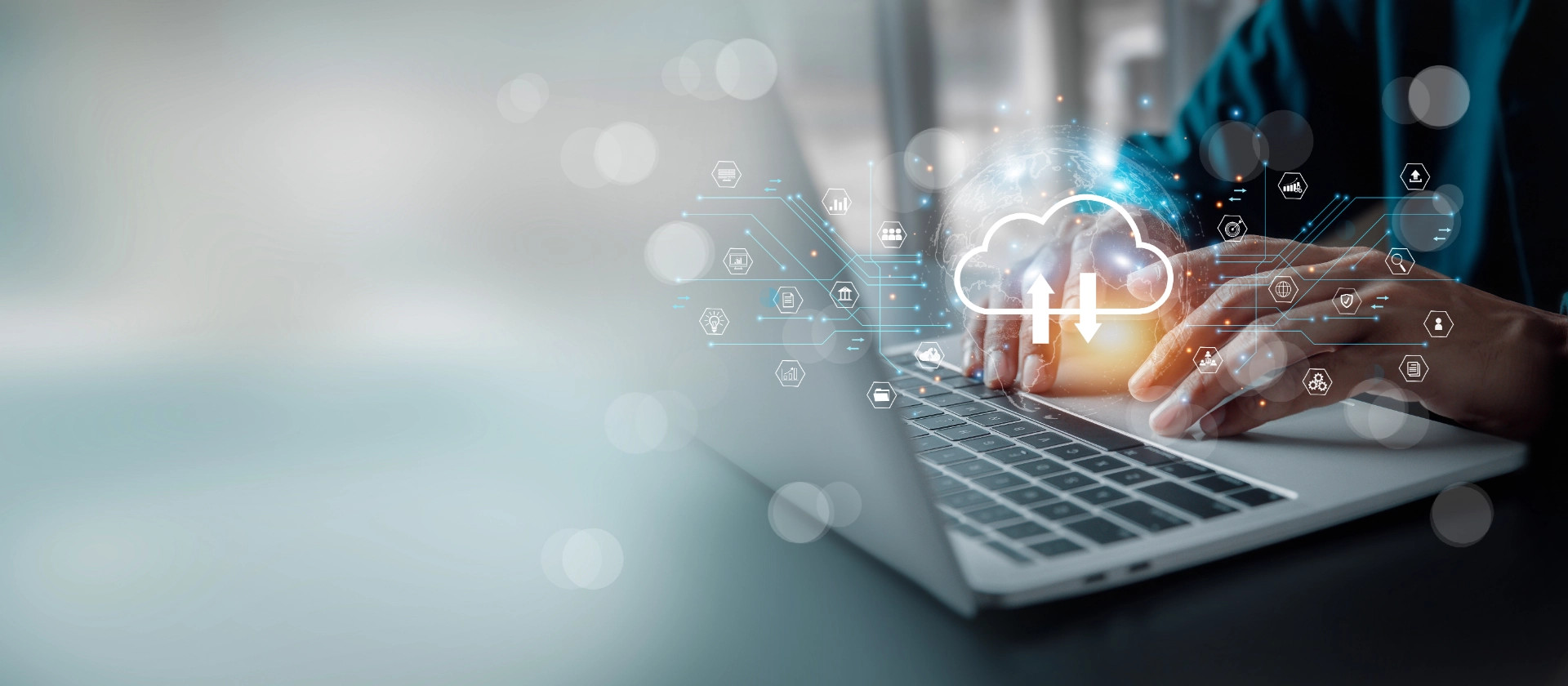 Mann schreibt auf Laptop Cloud Data Komposition Datentransfer