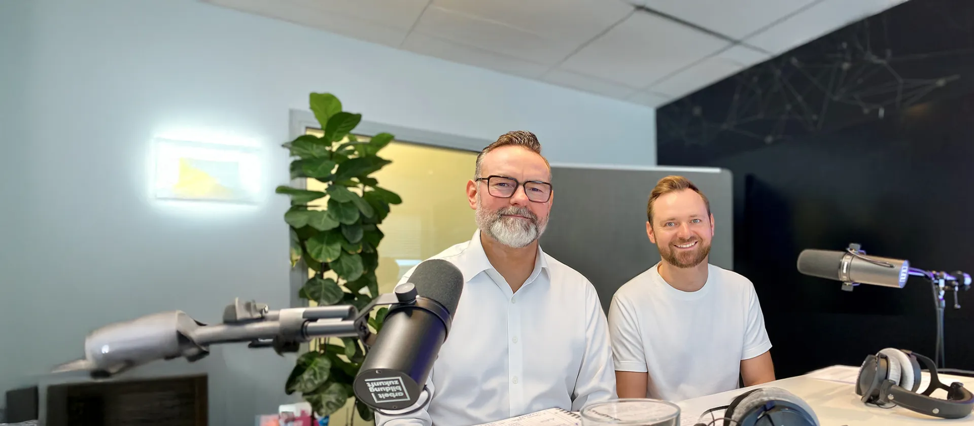 Henrik Büttgen und Jan Haas bei der Aufnahme von Folge 21 „Zahlungsverkehr der Zukunft – Wie digitale Lösungen Sicherheit neu definieren