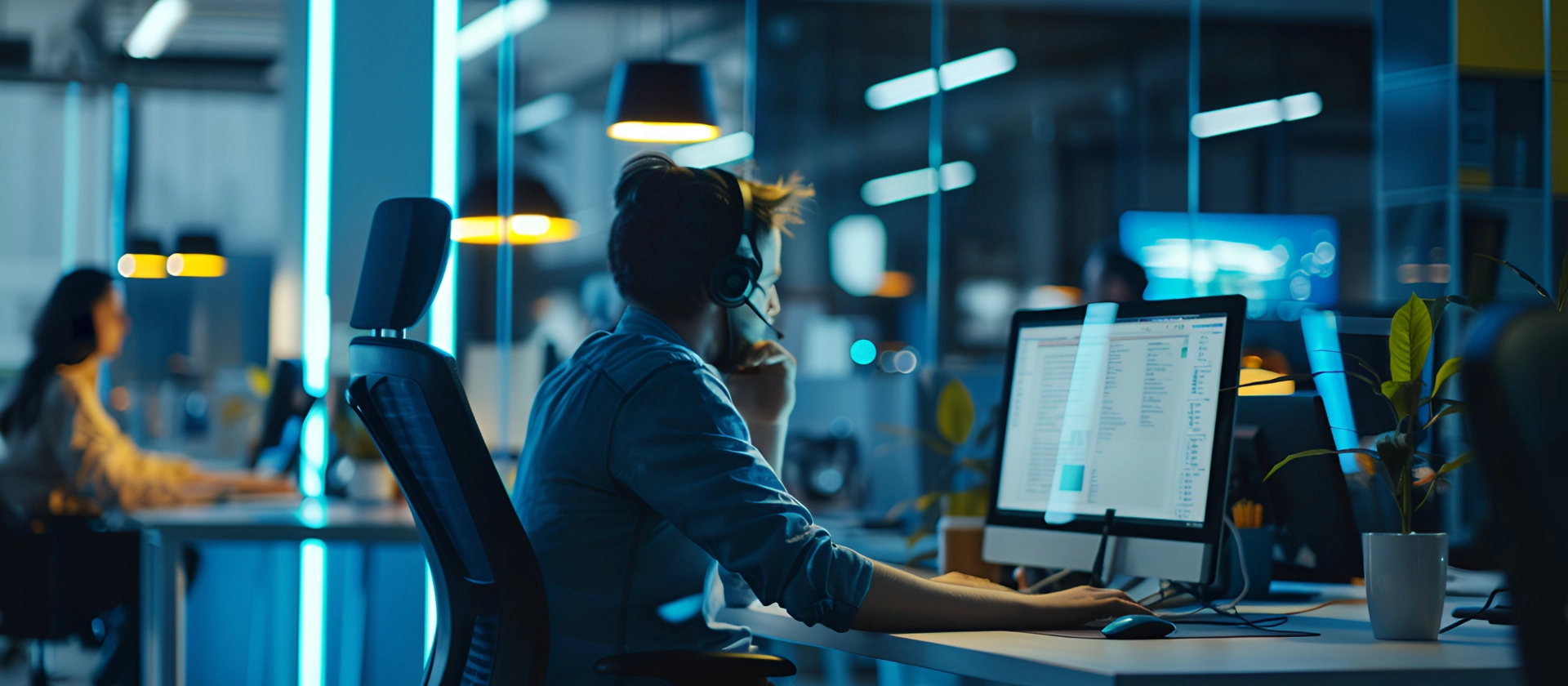 Cybersecurity-Wächter: Ein konzentrierter IT-Experte arbeitet bis spät in die Nacht und schützt Daten in einem hochmodernen Sicherheitsoperationszentrum, das vom kühlen Schein der Monitore beleuchtet wird.