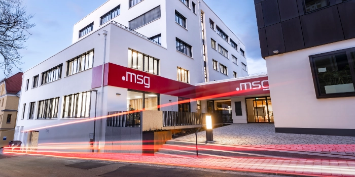 Haupteingang des msg-Standorts Passau inkl. großem msg-Schriftzug über der Eingangstür