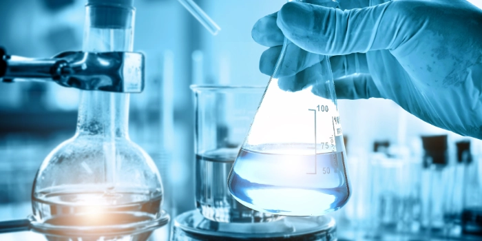 Hand hält Ampulle in einer Laborsituation, Thumbnail für die Branche Life Science and Chemicals