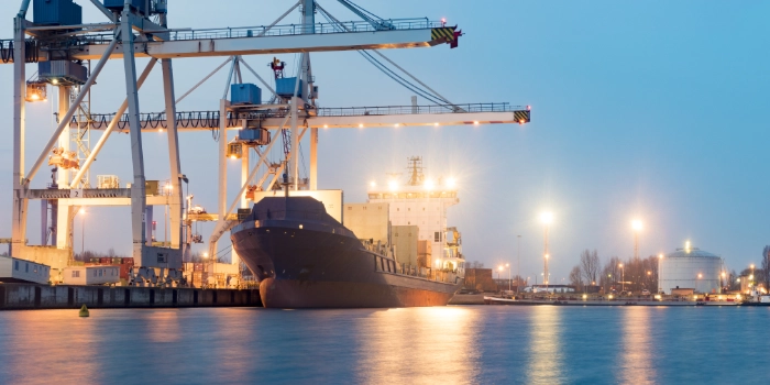 Frachtschiff in Industriehafen liegend, Thumbnail für die Branche Travel and Logistics