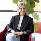 Verena Ambros sitzend