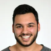 Hochformat-Porträt von Taha Aktas