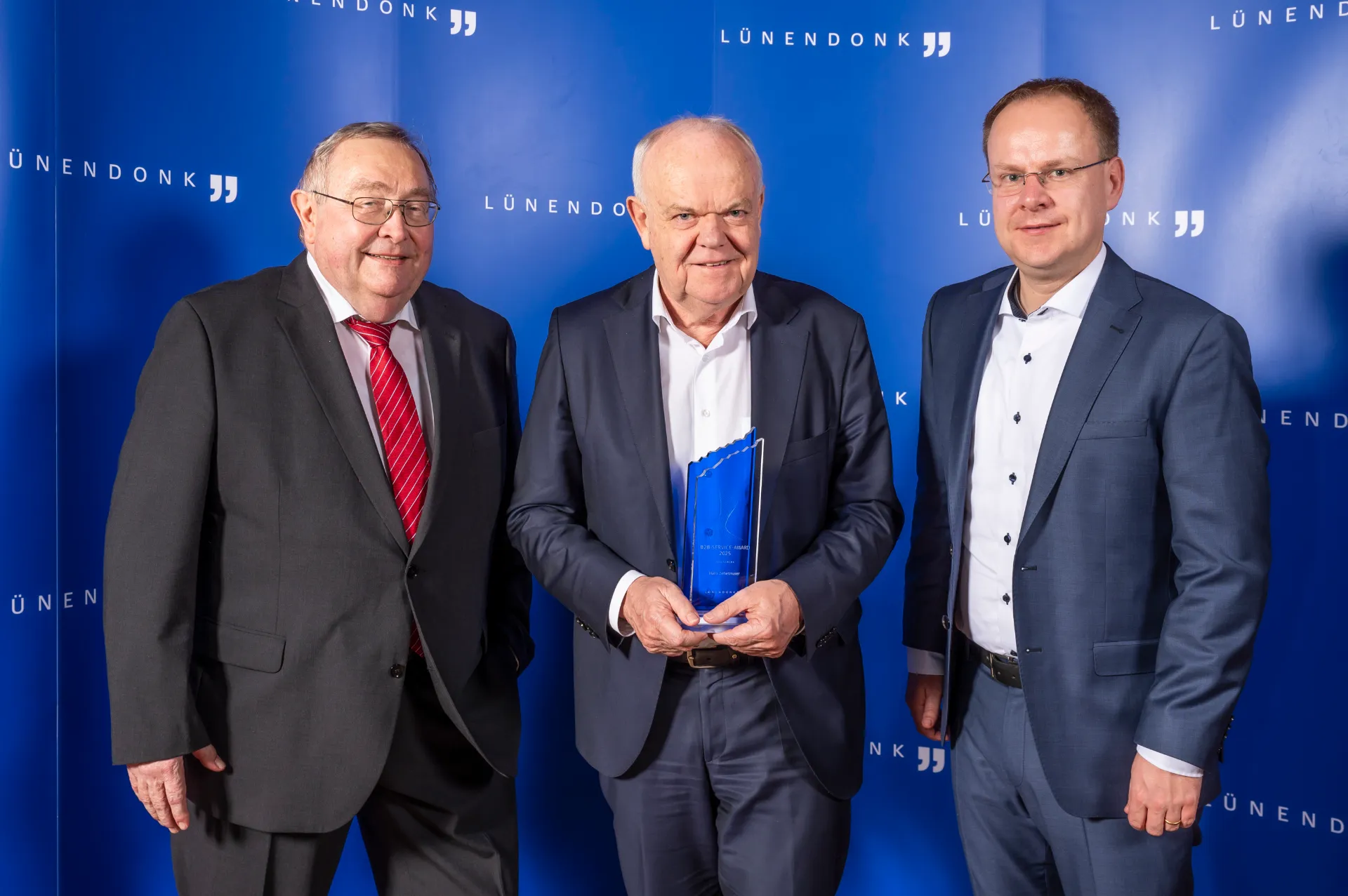 (v. l.): Laudator Dr. Rainer Janßen, Hans Zehetmaier, Dr. Jürgen Zehetmaier (Bildquelle: Jose Poblete)