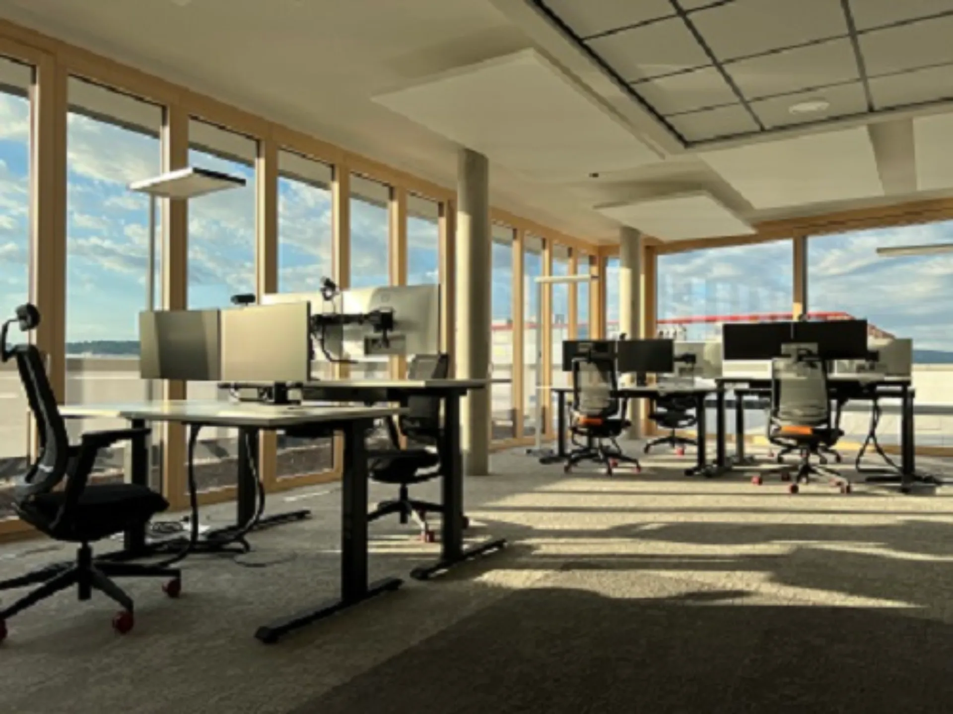 Ein Großraumbüro mit mehreren Arbeitsplätzen und Panoramafenstern