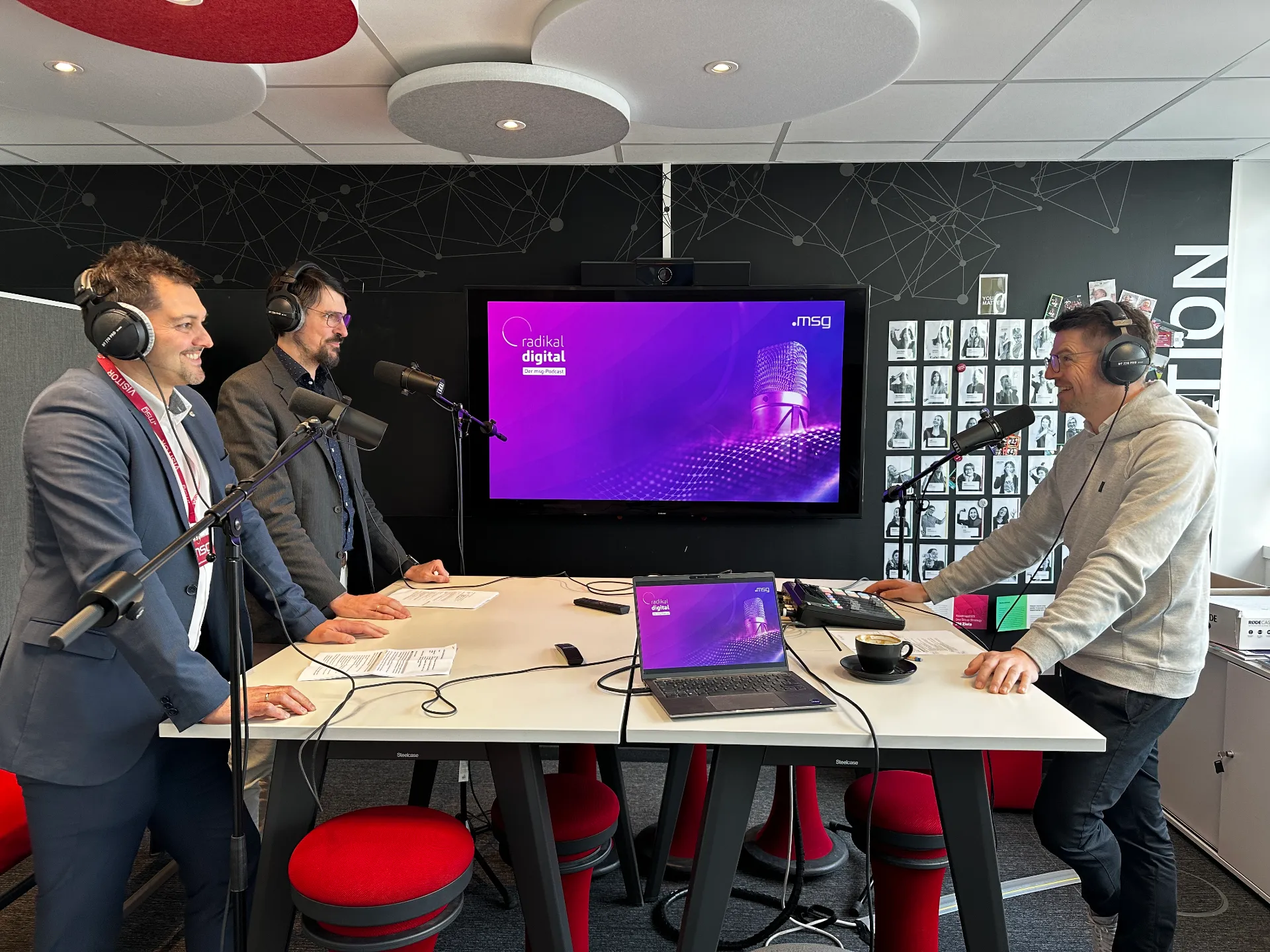 Florian Leitner, Jan Schledzinski und Moderator Dr. Lukas Kagerbauer bei der Podcast Aufnahme.