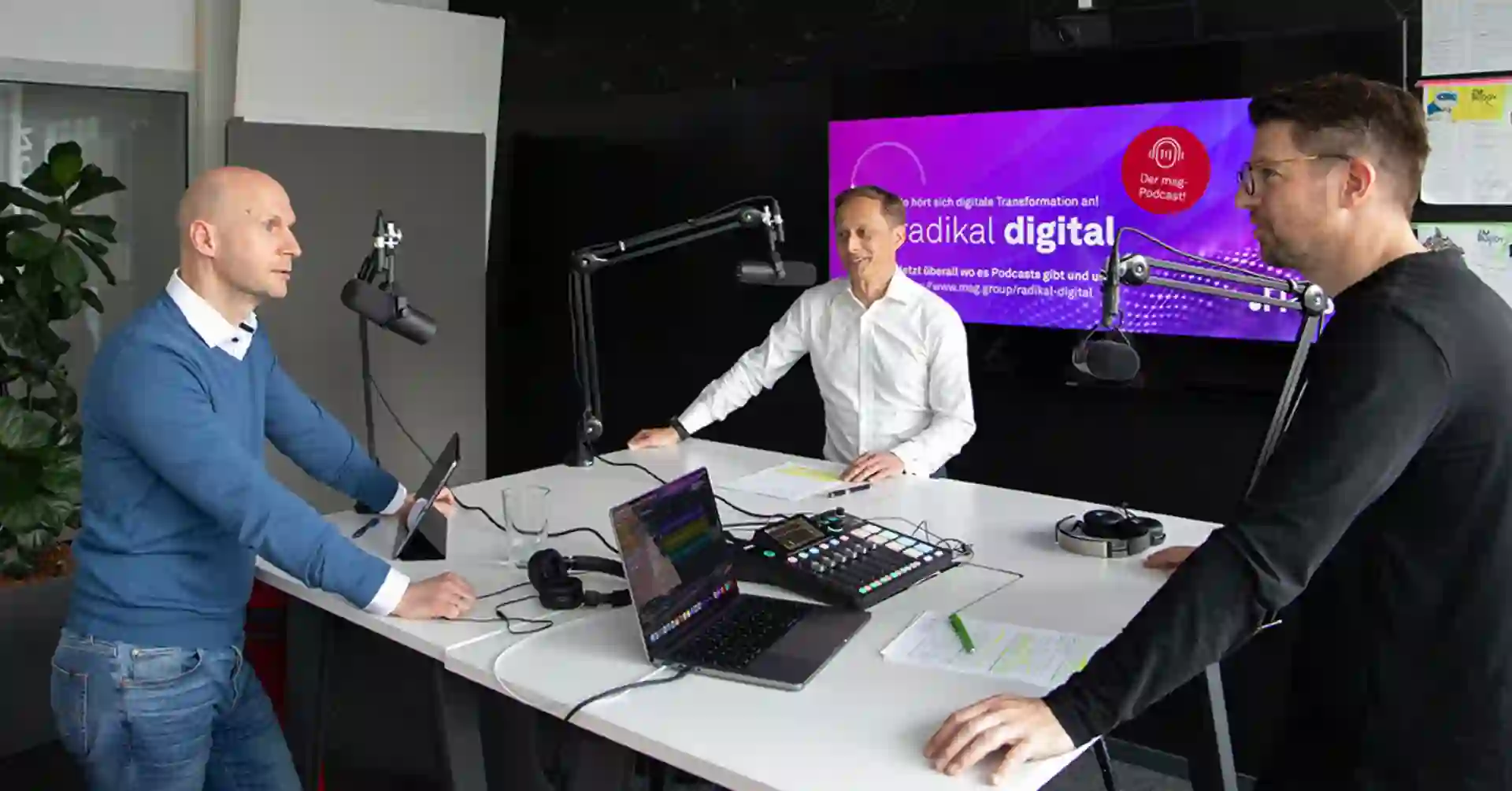 Dr. Lothar Essig, Michael Wilk und Moderator Dr. Lukas Kagerbauer bei der Aufnahme von Folge 9 „The Cloud Way to Sustainability“. (v.l.n.r) 