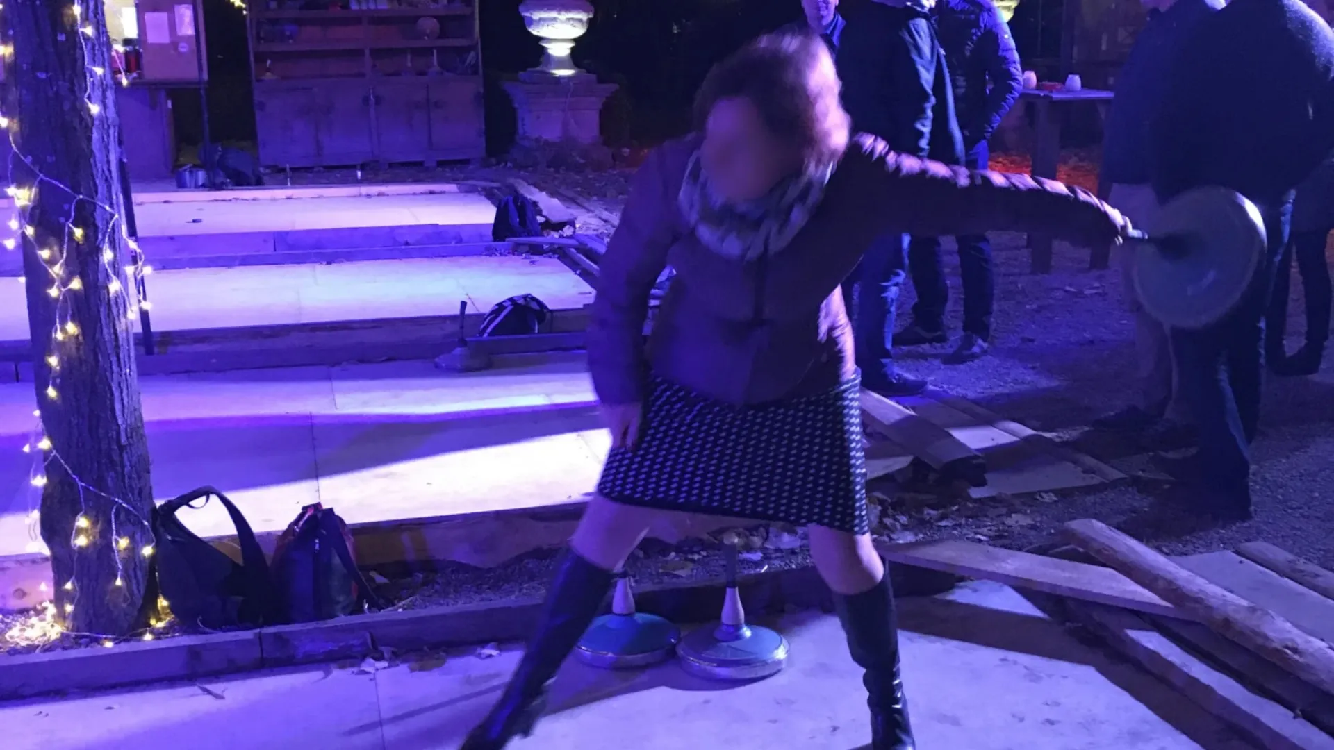 Eine Kollegin beim Eisstockschießen während des Alumni-Events