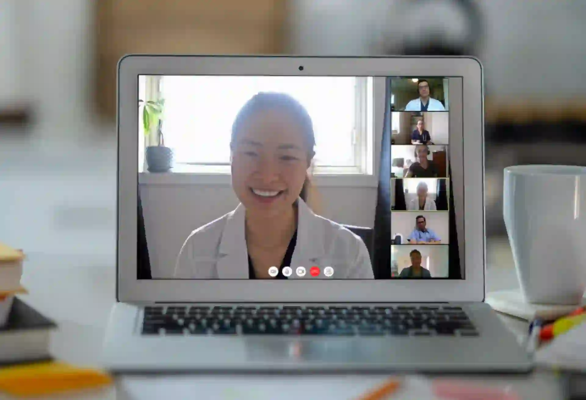 Aufgeklappter Laptop mit einem laufenden Web-Call mit verschiedenen Expertinnen und Experten