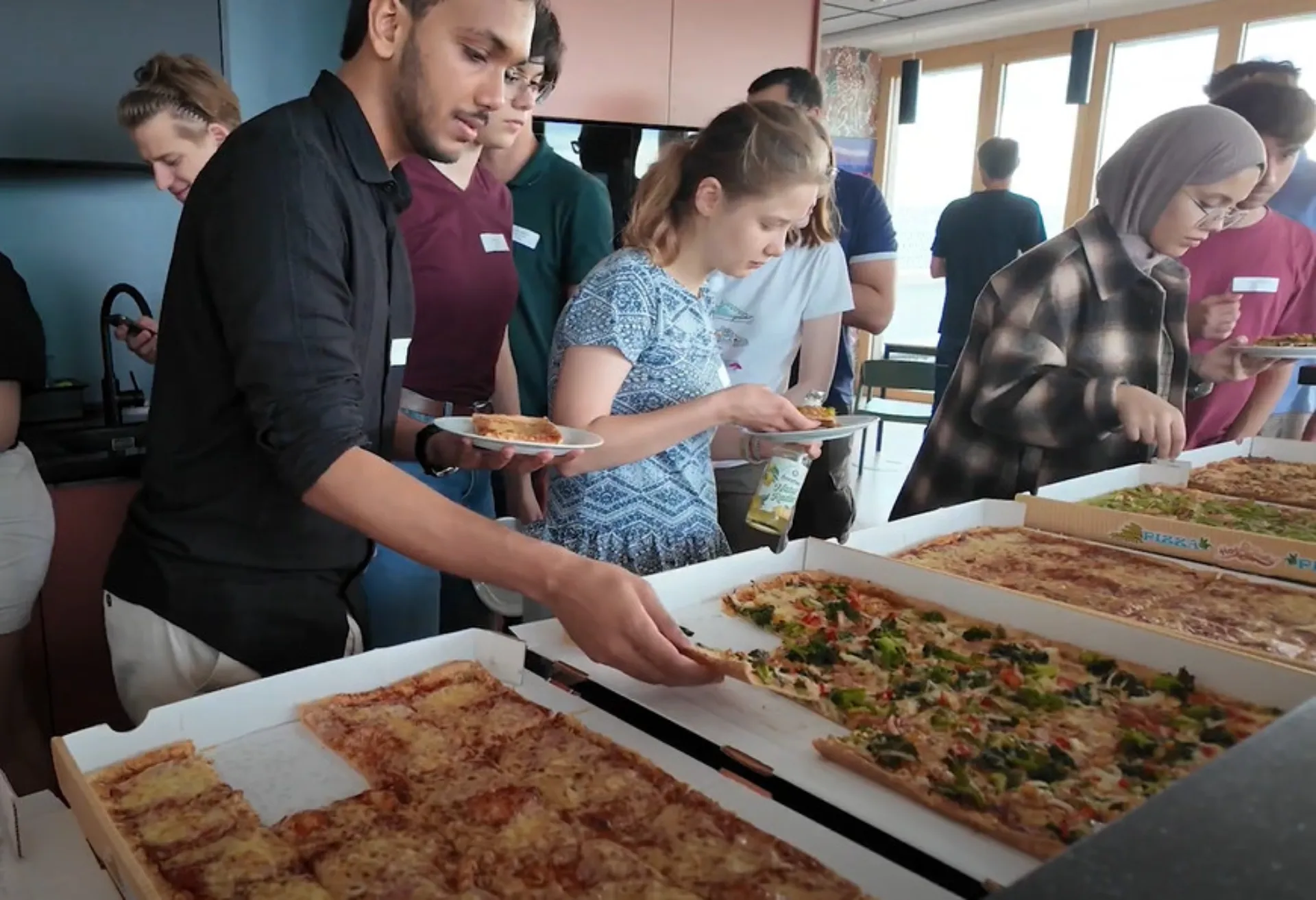 Studierende Teilnehmende von Code & Create bei der Essensausgabe während des Mittagessens