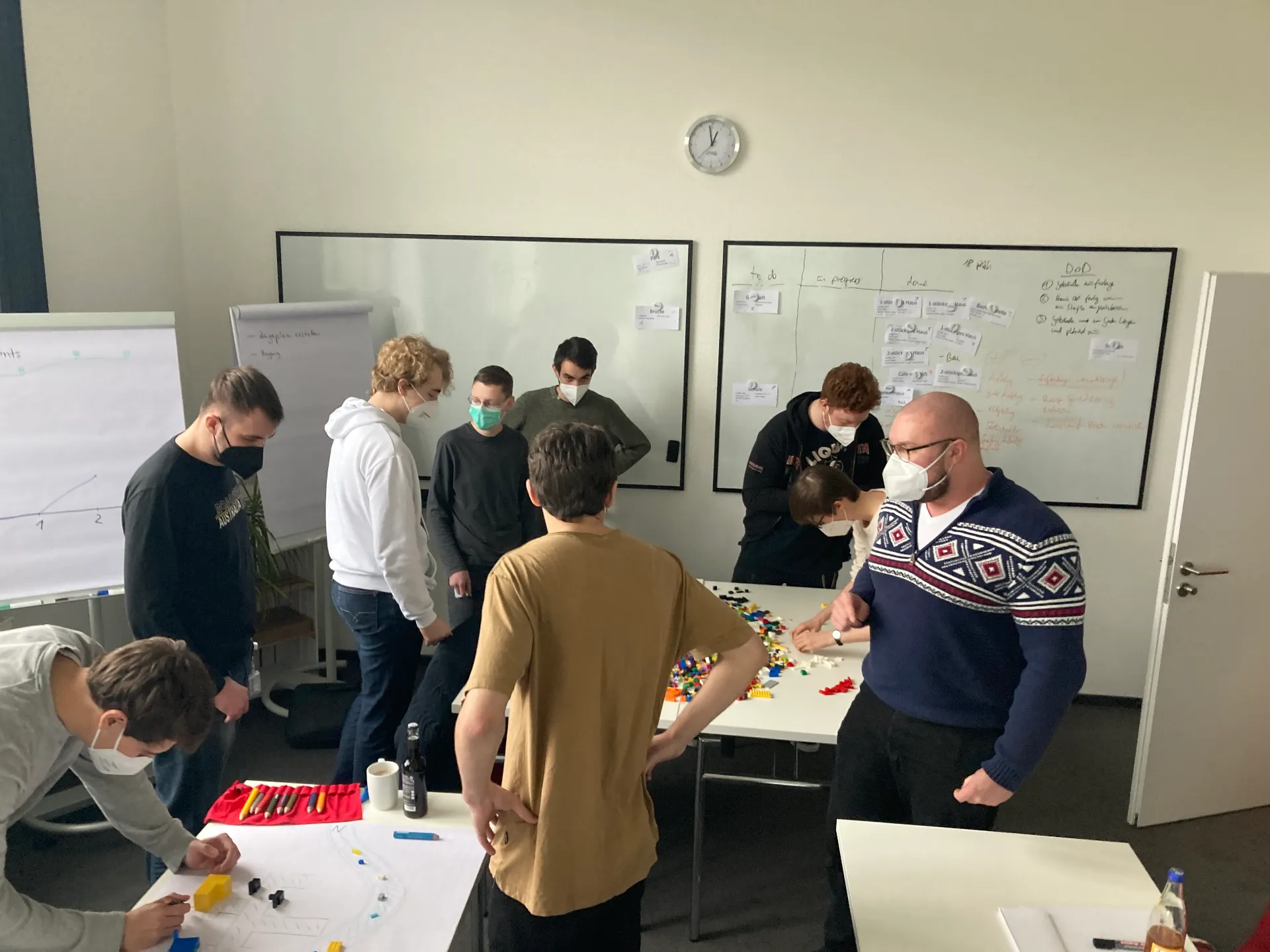 Fabian Göthert und andere Auszubildende während des Scrum-Workshops