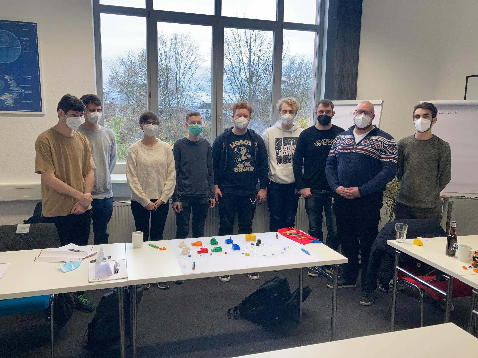 Fabian Göthert und andere Auszubildende beim Gruppenfoto nach dem Scrum-Workshop