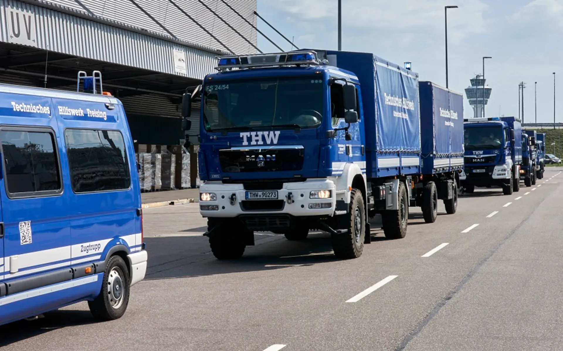 THW-Trucks am Flughafen