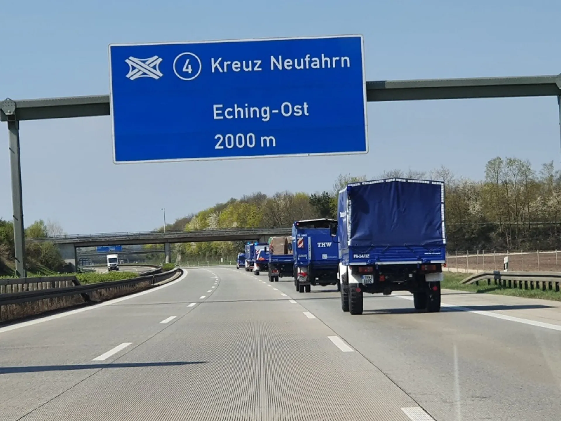THW-Fahrzeuge auf einer sonst leeren Autobahn