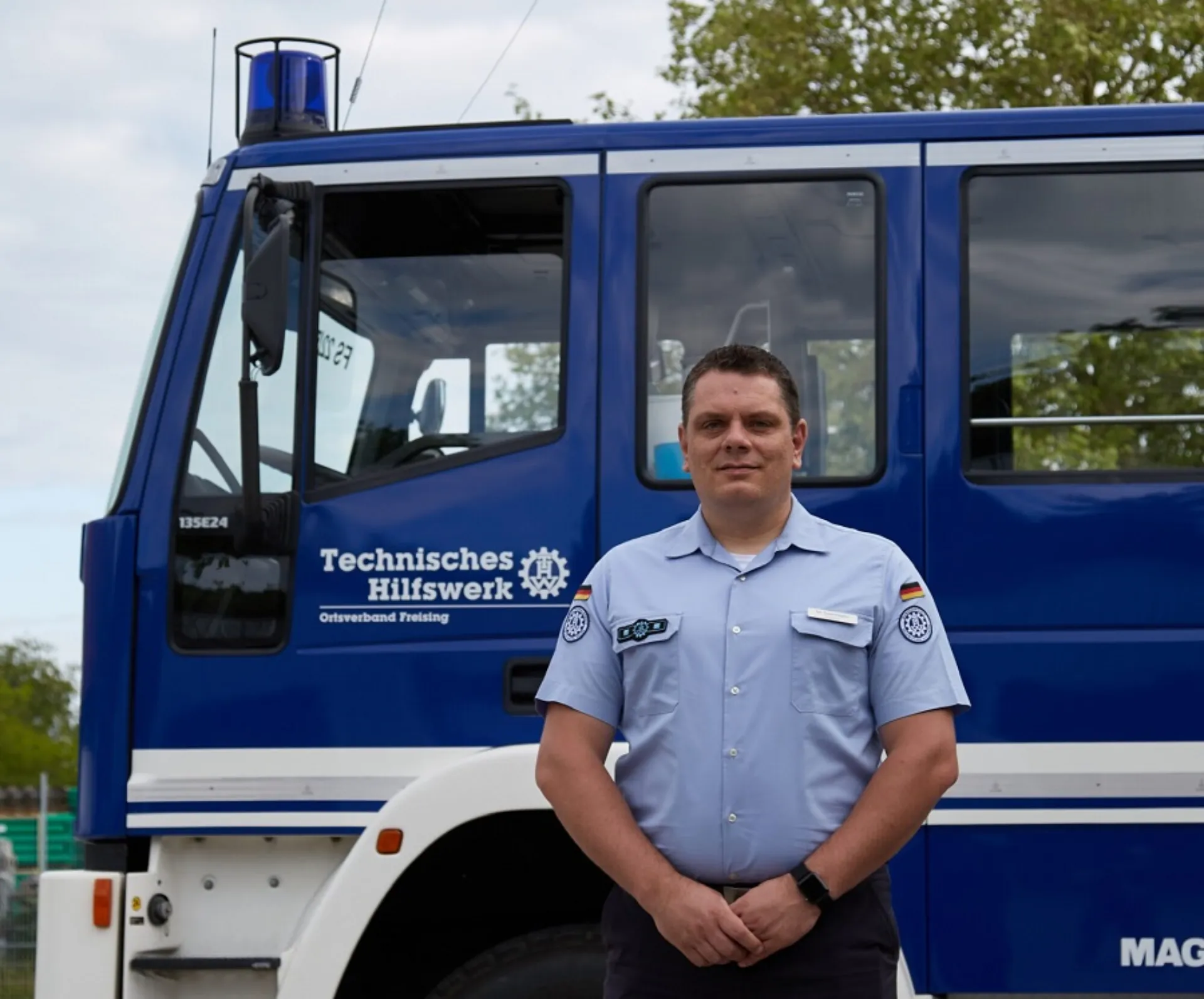 Marco Eisenmann vor einem THW-Truck