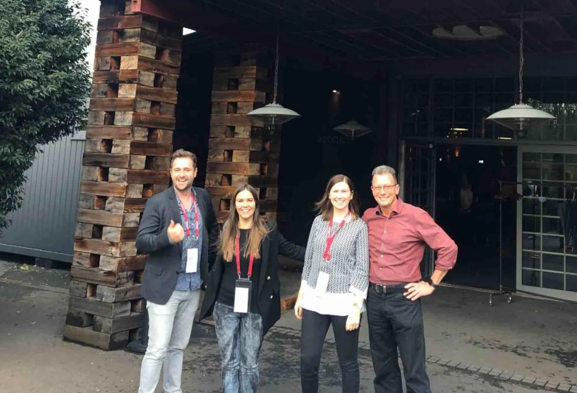 Sandra Heinzel zusammen mit Kollegen vor der Eventlocation des Bereichsevents