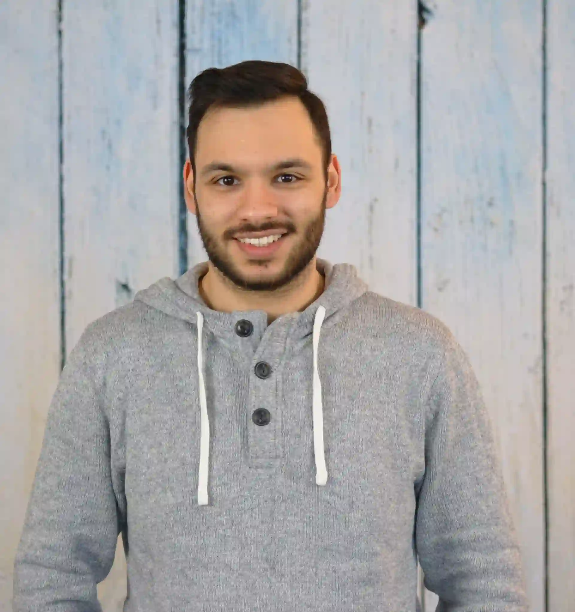 Senior IT Consultant Taha Aktas blickt bei msg for banking voller Vorfreude auf seine nächsten Aufgaben.