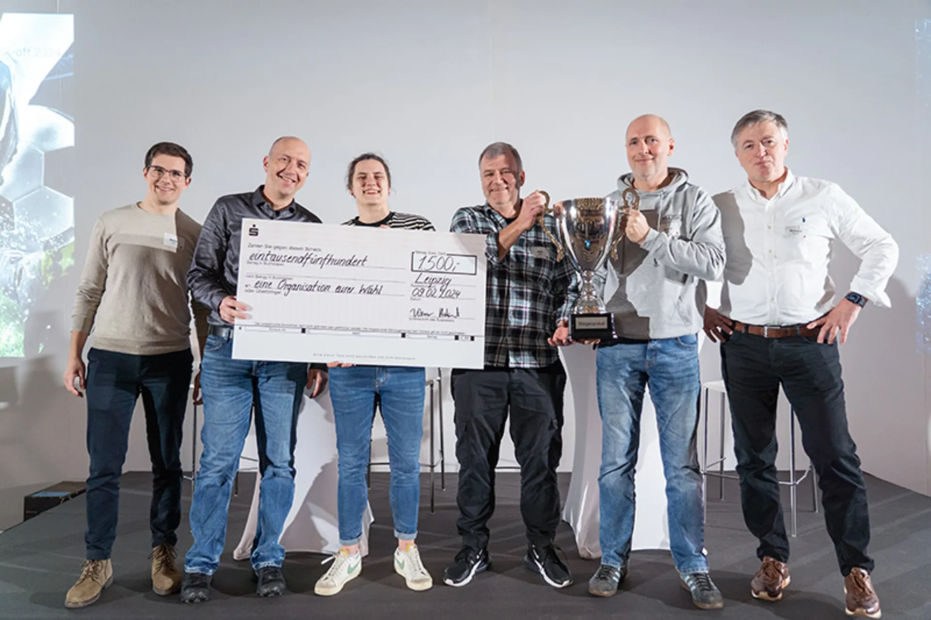 Abb. 4: Scheckübergabe