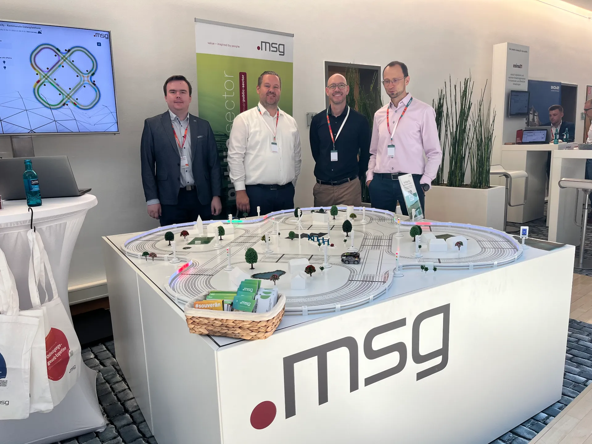 Simon Wagner, Florian Voelkl, Carsten Schulte und Helmut Königseder am msg-Stand auf dem Kongress